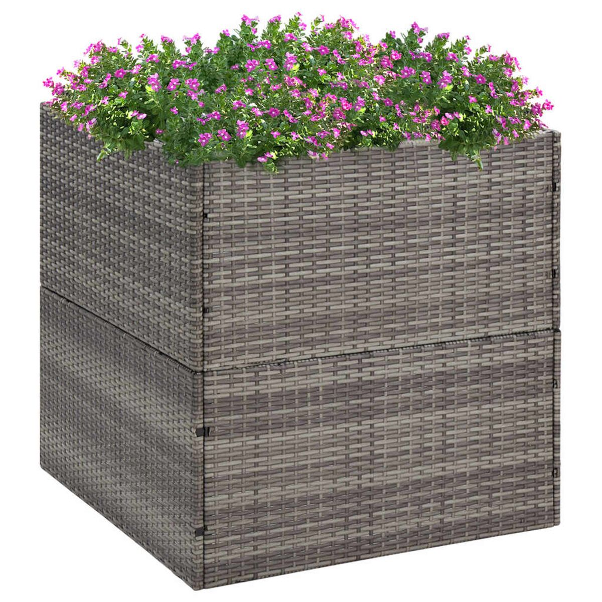 Ein grauer Weidenkorb-Pflanzer, gefüllt mit rosa Blumen. Der Pflanzer hat eine quadratische Form.