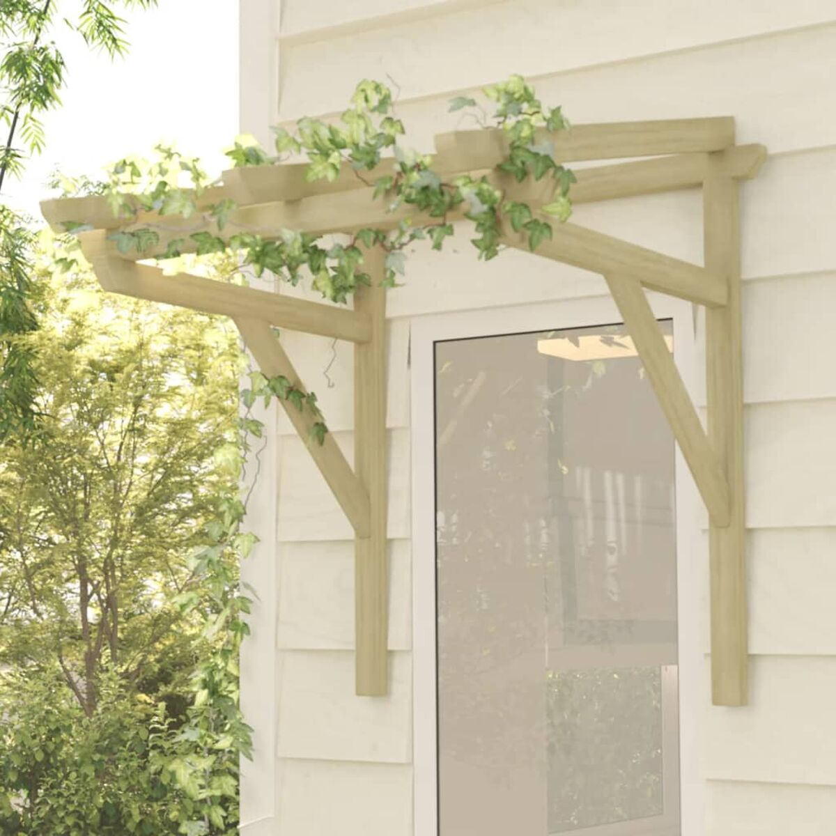 Holzpergola mit Kletterpflanzen über einer weißen Tür. Grünes Laub und helle Holzstruktur sind sichtbar.