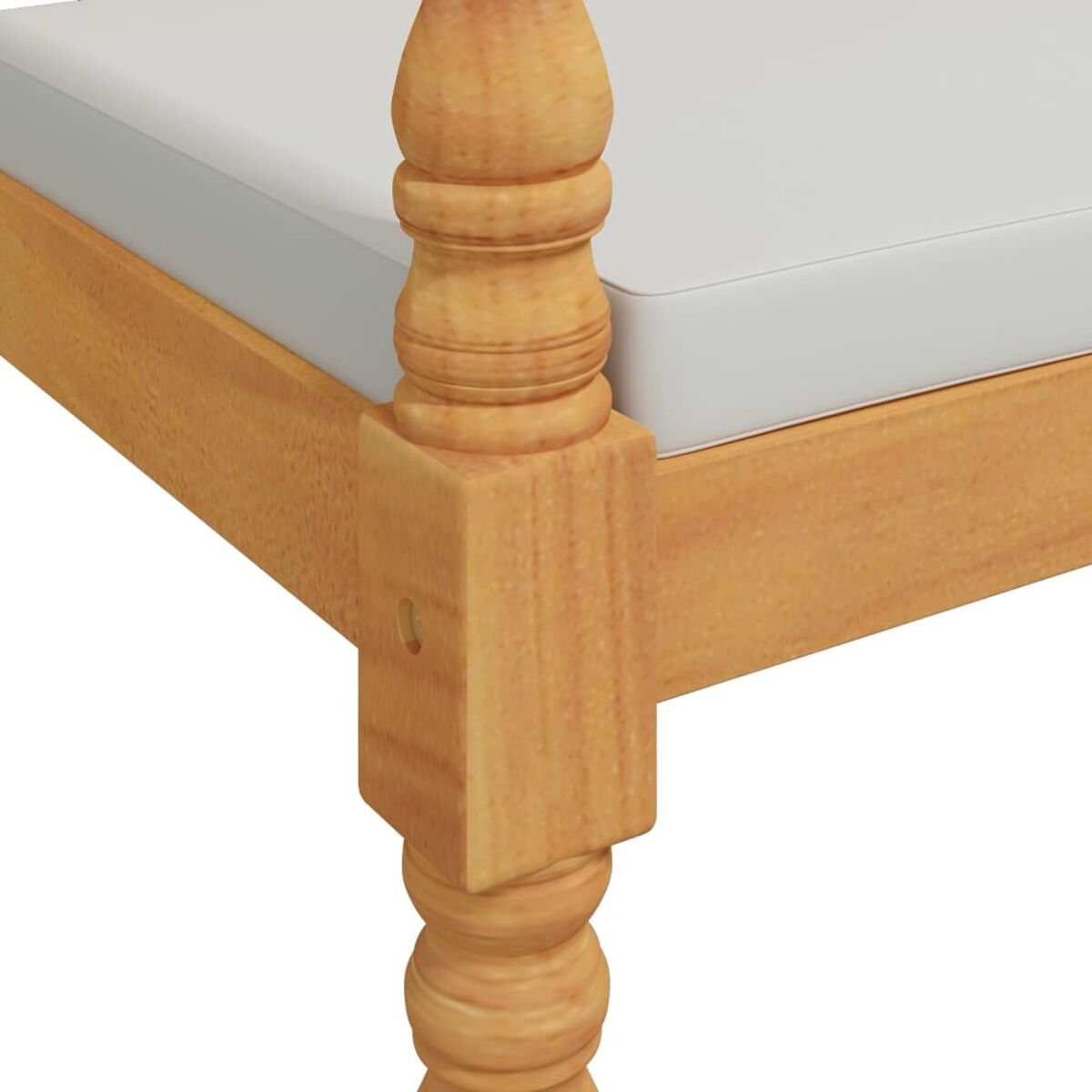 Nahaufnahme eines Bettrahmens aus Holz mit einer weißen Matratze.
