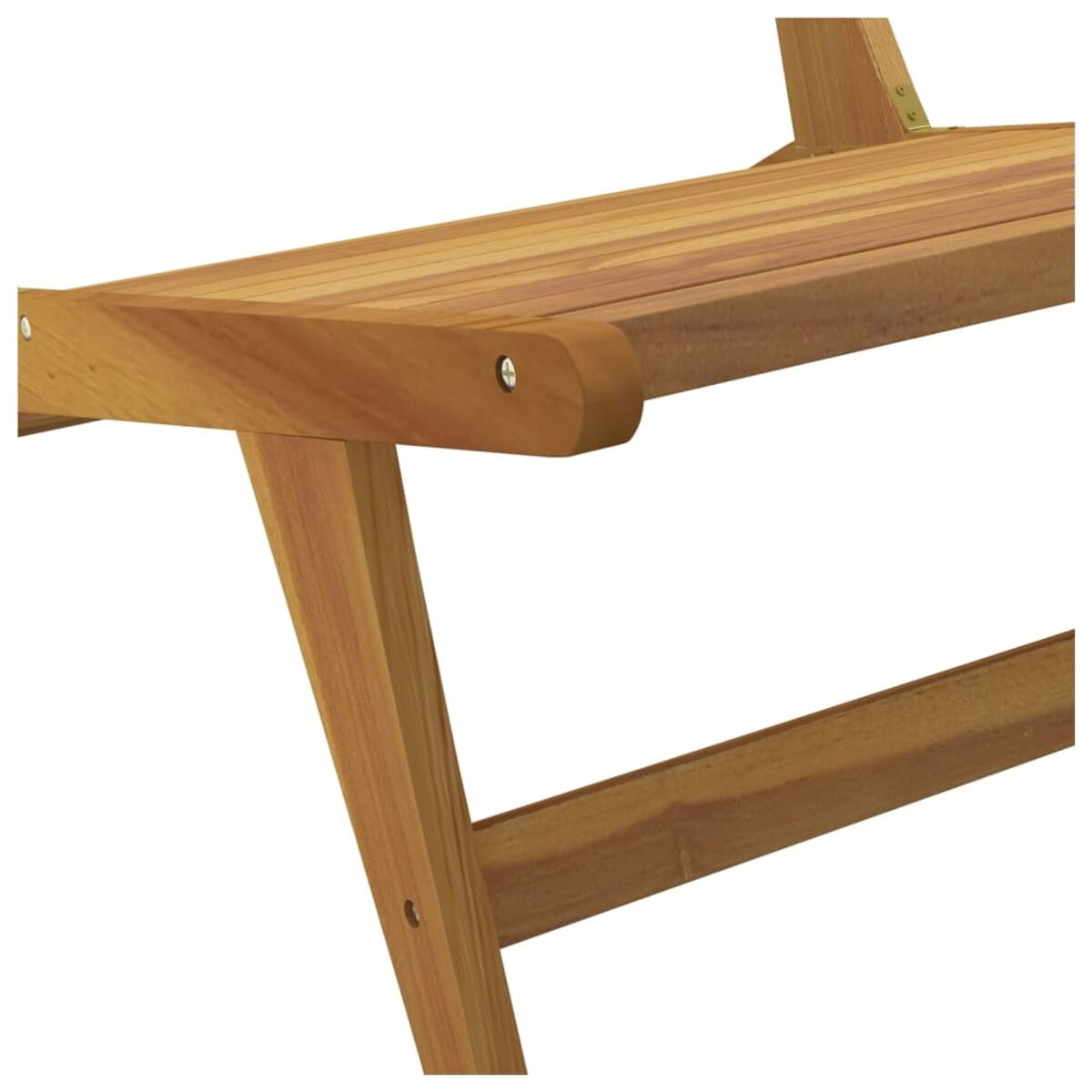 Nahaufnahme der Armlehne und der Beine eines Holzstuhls.