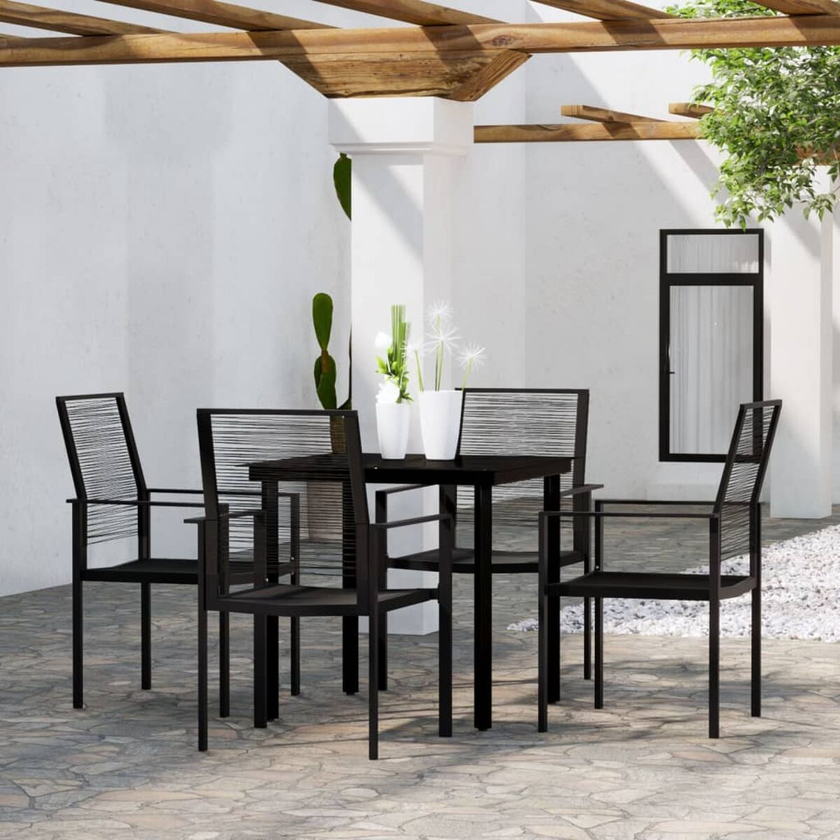 Schwarzes Metall-Ess-Set für den Außenbereich, quadratischer Tisch, vier Stühle, auf Steinterrasse.
