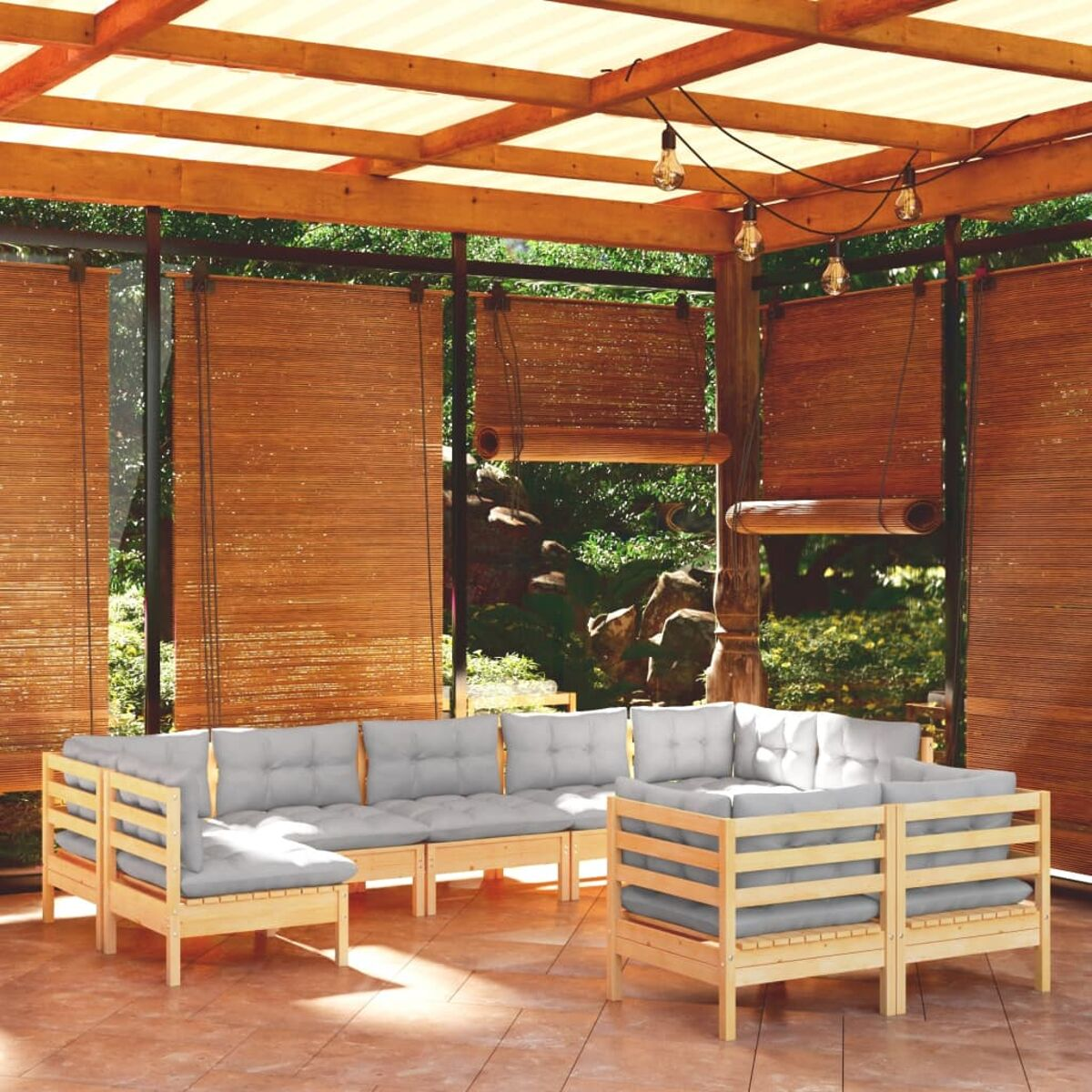 Outdoor-Ecksofa aus Holz mit grauen Kissen unter einer Holzpergola.