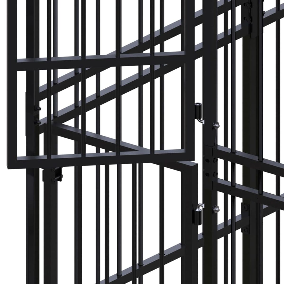 Schwarzes Metalltor mit Gitterwerk-Design. Ein Teil des Tors ist geöffnet.