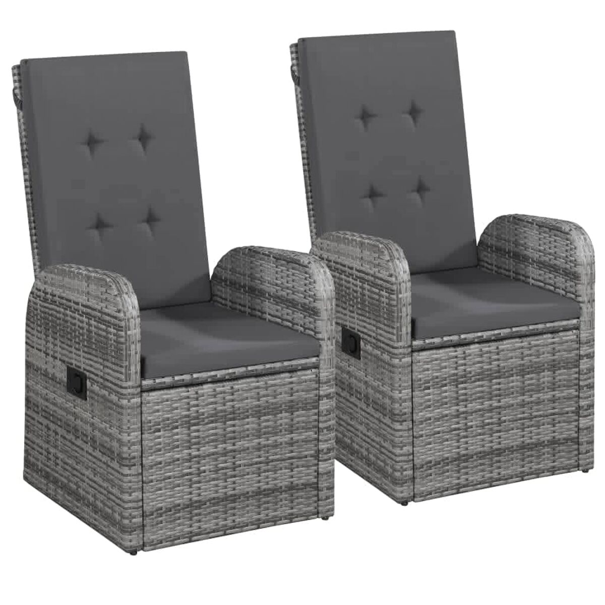 Zwei graue Rattan-Liegestühle mit grauen Kissen, isoliert.