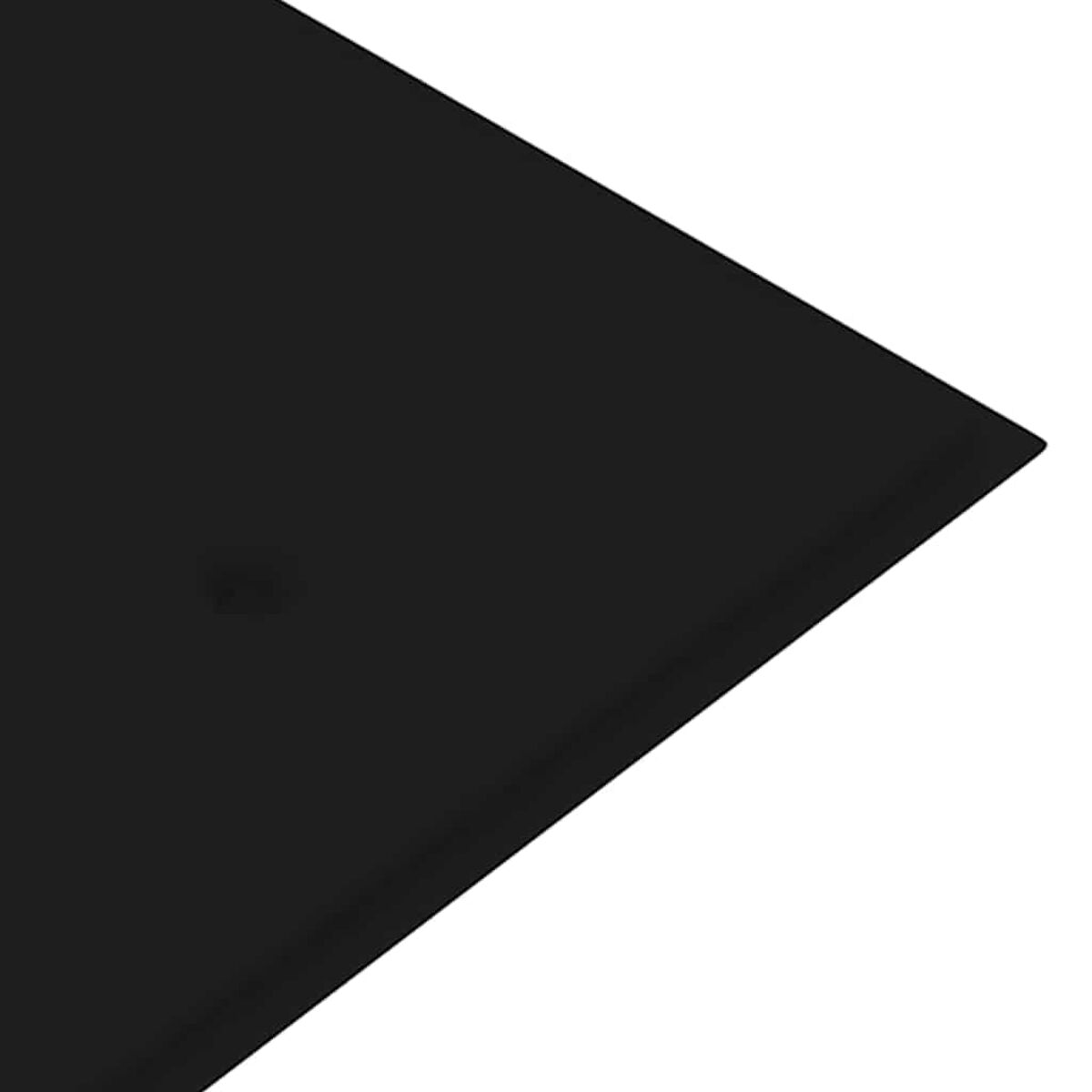 Schwarze Oberfläche. Diagonale Ansicht. Weißer Hintergrund. Hoher Kontrast und minimalistisch.