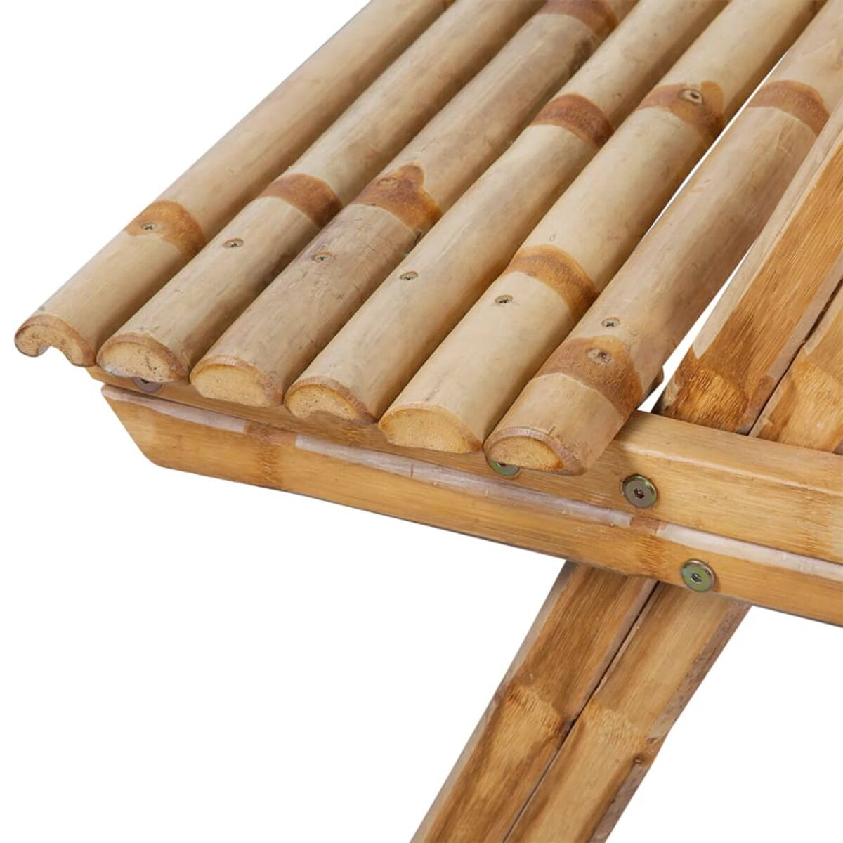 Nahaufnahme von Bambuslatten auf einem Tisch. Die Latten sind hellbraun und haben kleine Löcher.