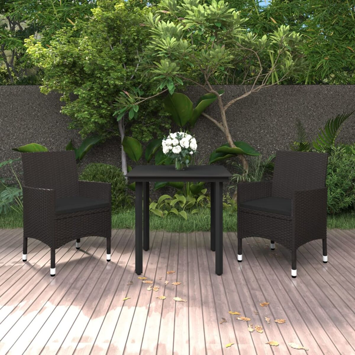 Essgruppe im Freien mit einem schwarzen Tisch, zwei Stühlen und einer Blumenvase. Grüner Hintergrund.