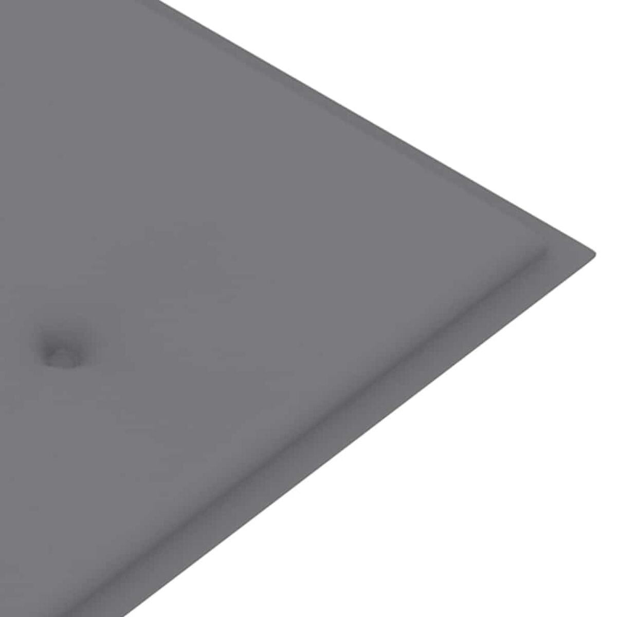 Nahaufnahme eines grauen Kissens mit einem Knopf in der Mitte. Das Kissen liegt diagonal.