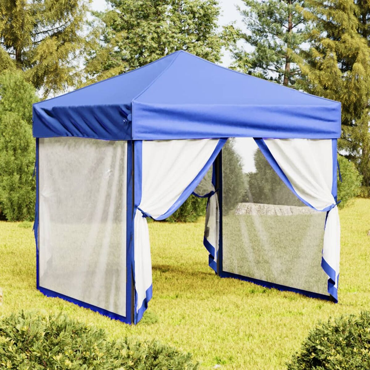 Blau-weißer Pavillon in einer grasbewachsenen Umgebung. Bäume im Hintergrund.