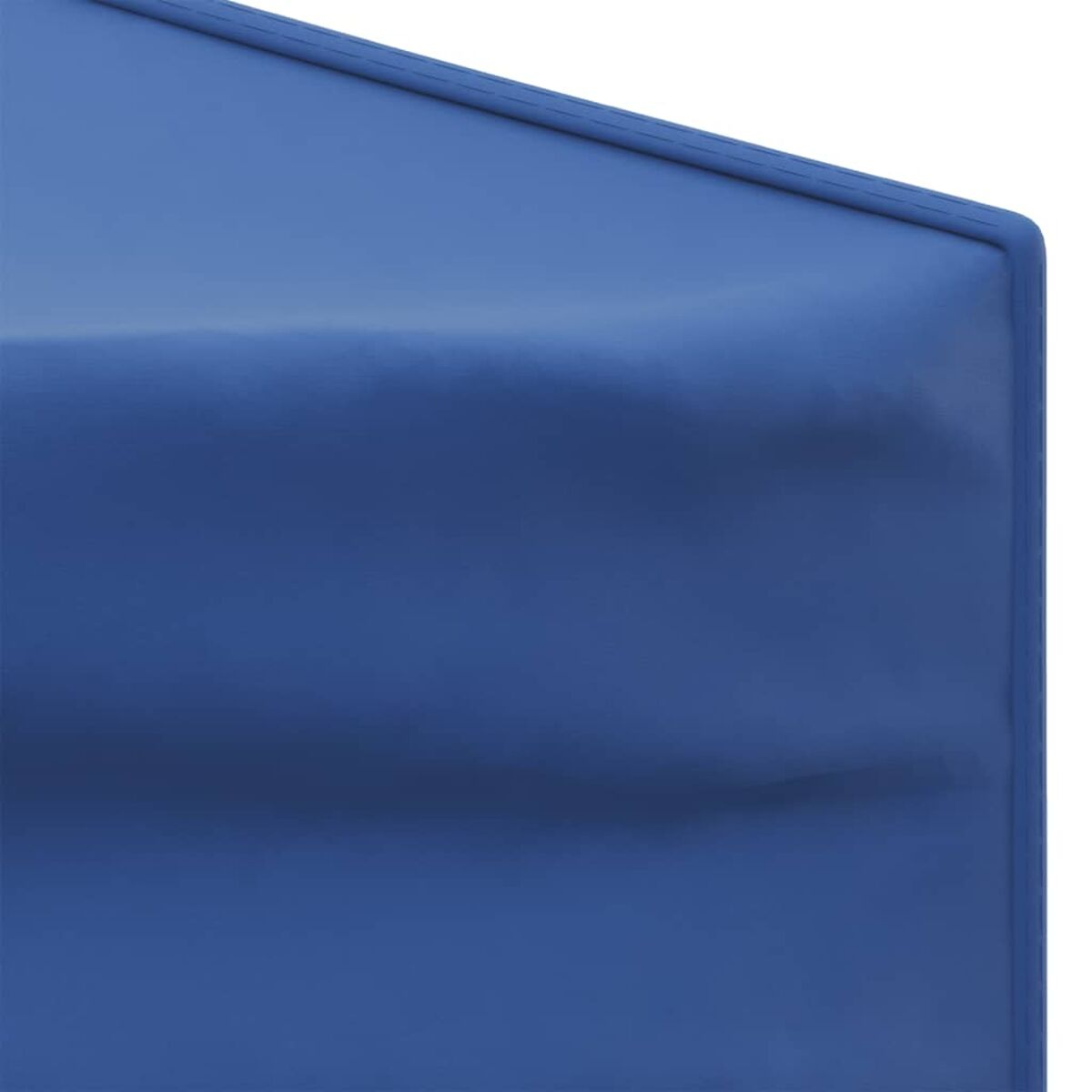 Blaue, gekrümmte Oberfläche. Winkelansicht einer glatten, blauen Platte.