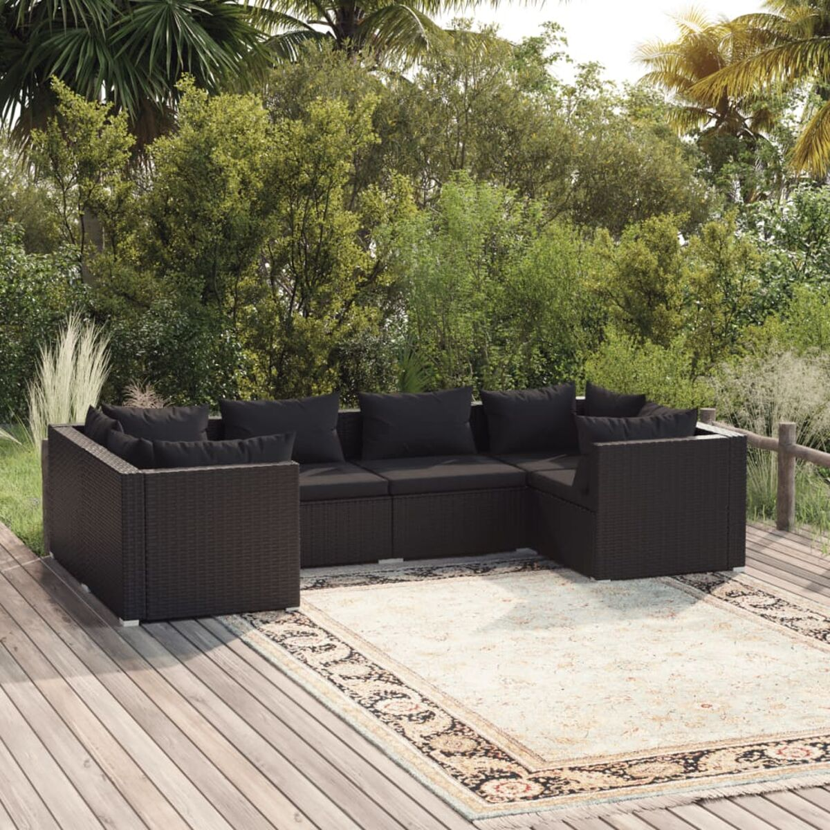 Outdoor-Ecksofa mit schwarzen Kissen auf Holzdeck, grüner Hintergrund.