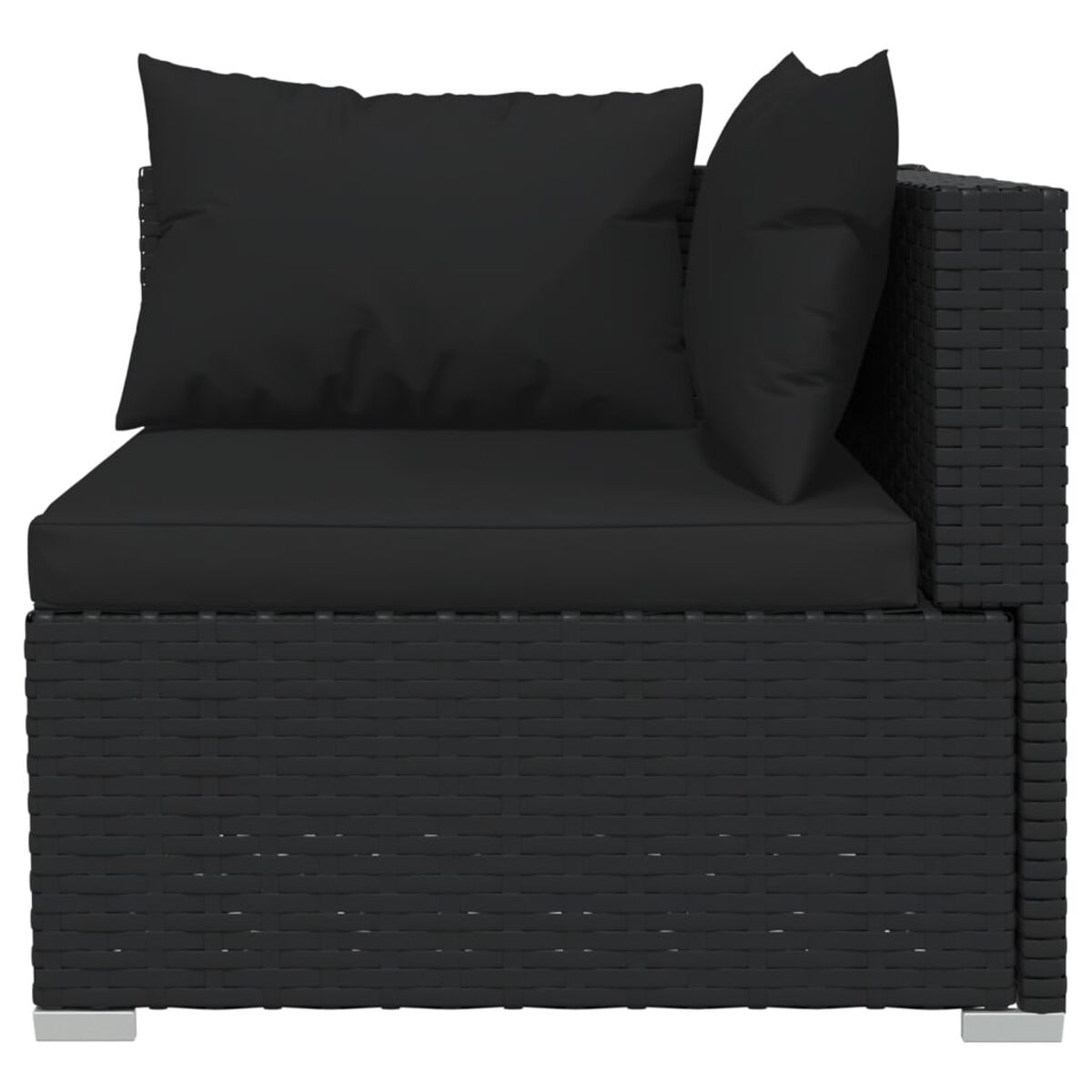 Schwarzes Ecksofa aus Korbgeflecht mit schwarzen Kissen, auf weißer Oberfläche.
