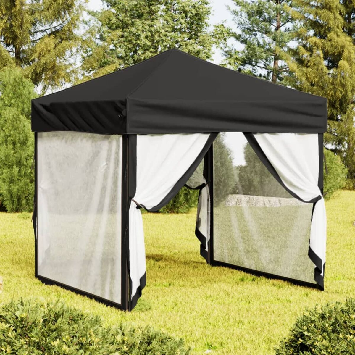 Schwarzer und weißer Pavillon im Freien auf Gras. Schwarzes Dach und Rahmen. Weiße Vorhänge.