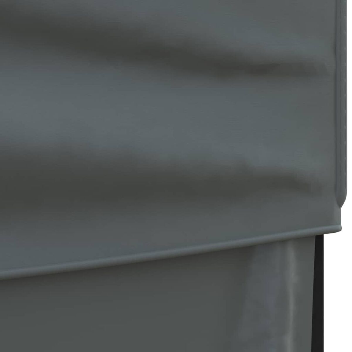 Nahaufnahme eines grauen Stoffes. Strukturiert und bildet eine Kurve, vermutlich für draußen.