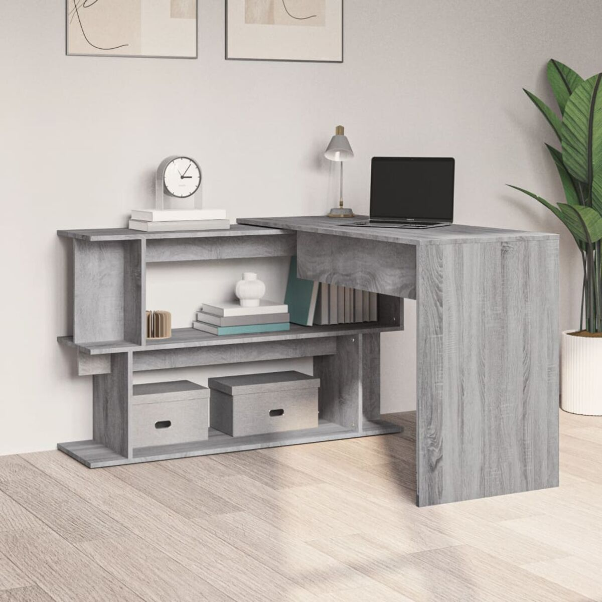 Grauer Schreibtisch mit Regalen, Büchern, einer Lampe und einem Laptop. Holzboden, weiße Wand. Modernes Design.
