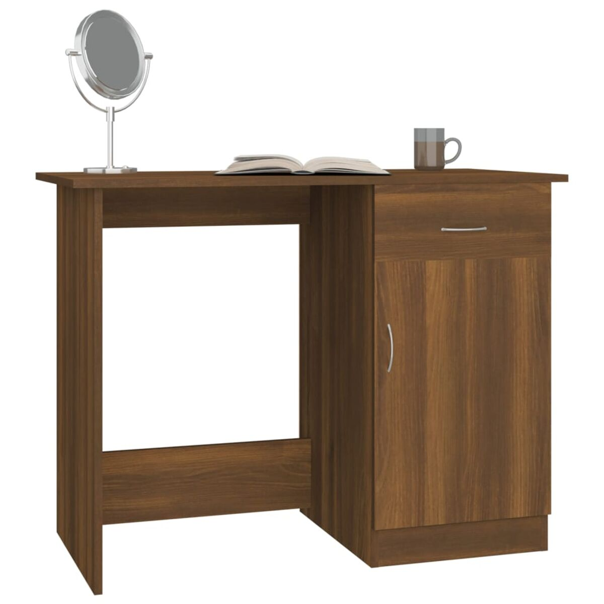 Holzschreibtisch mit Spiegel, Buch und Tasse. Der Schreibtisch hat eine Schublade und eine Tür. Weißer Hintergrund.