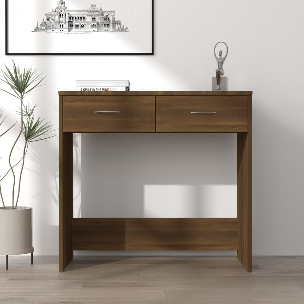 Konsolentisch aus Holz mit zwei Schubladen und Dekoration. Weißer Wandhintergrund.