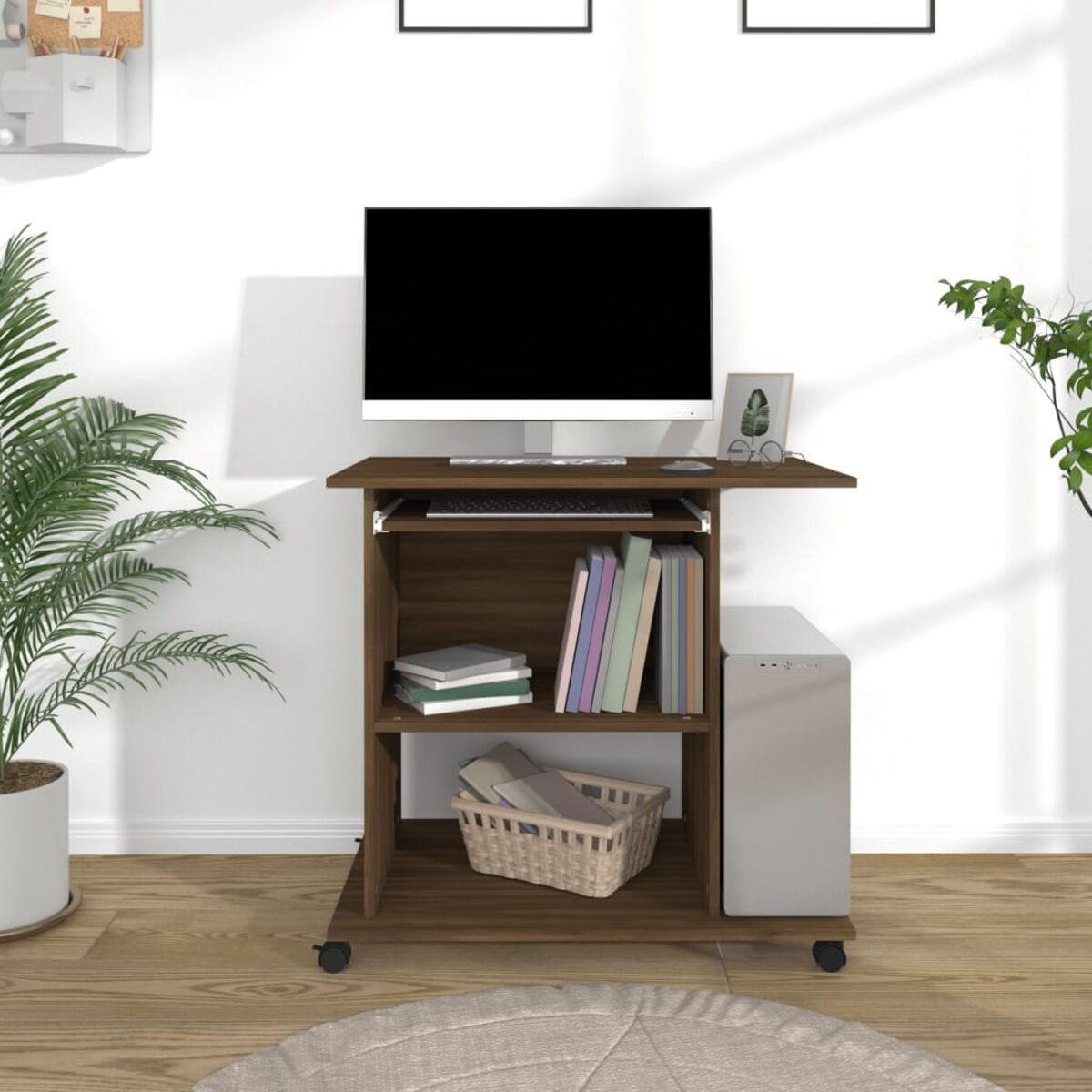 Computertisch aus Holz mit Monitor und Computer.