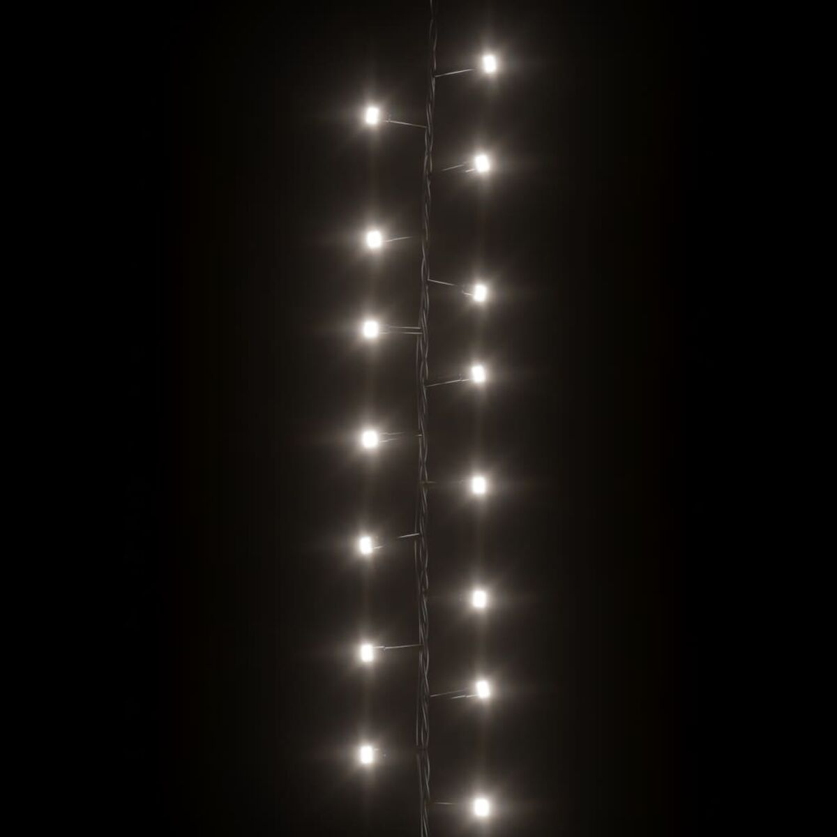Lichterkette mit weißen LEDs auf dunklem Hintergrund. Helles Licht.