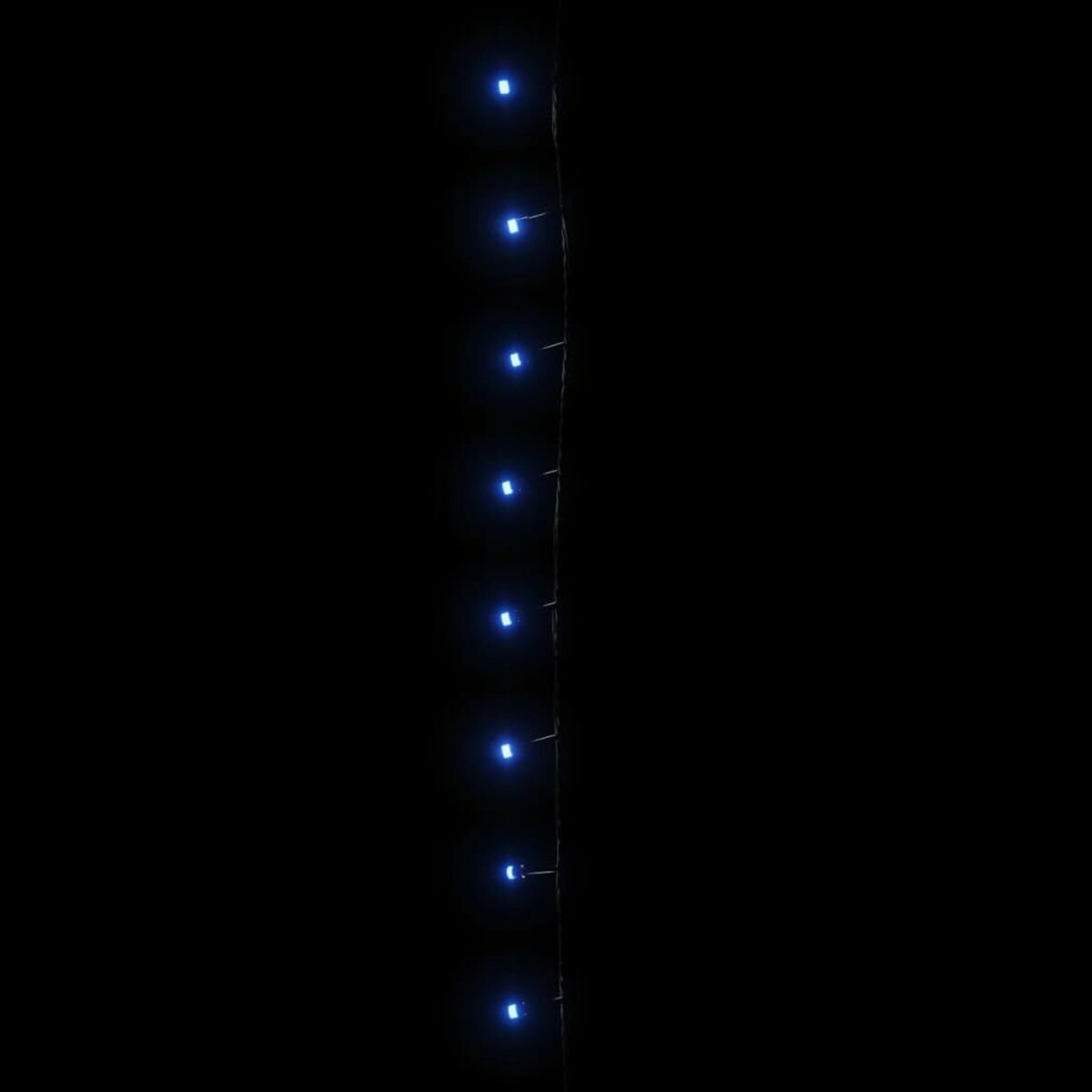 Eine Lichterkette mit blauen LEDs vor schwarzem Hintergrund.