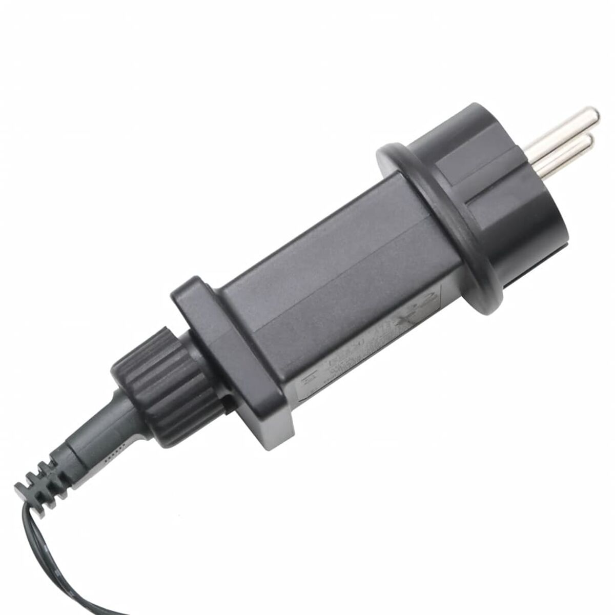 Ein schwarzer Netzstecker mit Kabel. Er dient zum Anschluss an die Stromversorgung.