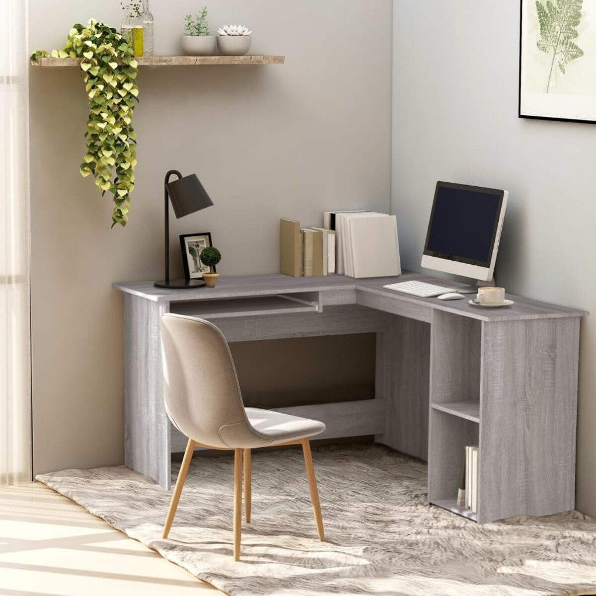 L-förmiger Bürotisch mit Computer, Stuhl, Lampe und Büchern.