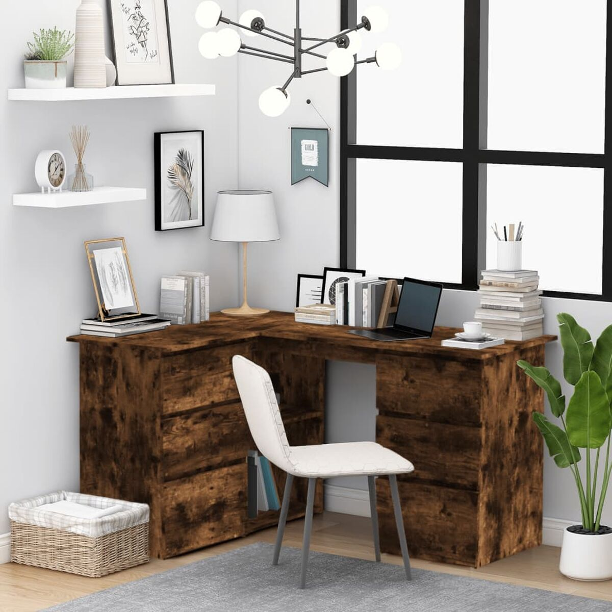 L-förmiger Holzschreibtisch, Bücher, Laptop, Lampe und Deko. Weiße Wand.
