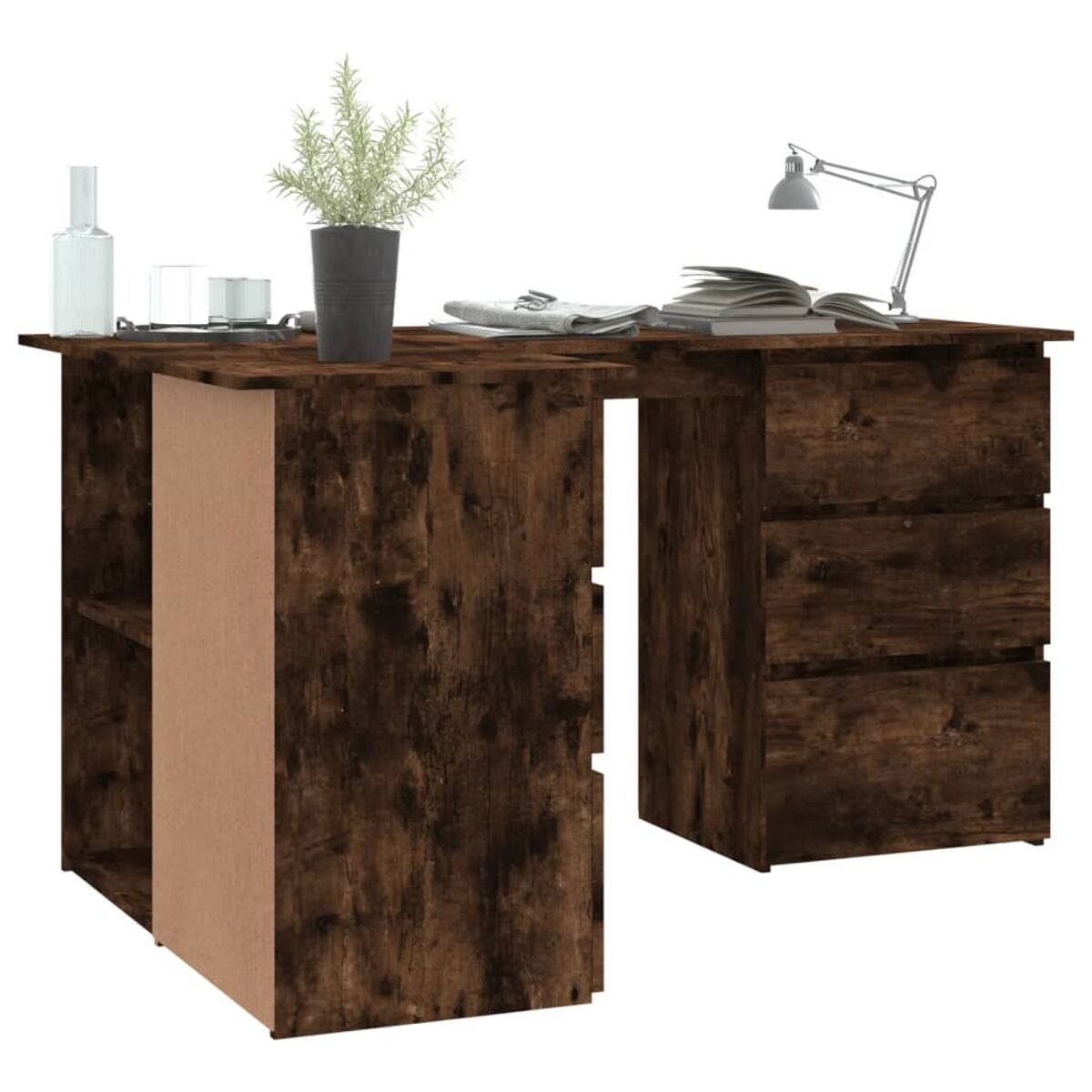 Ein brauner Holzschreibtisch mit Schubladen und Regalen. Oben stehen eine Lampe, eine Pflanze und eine Flasche.