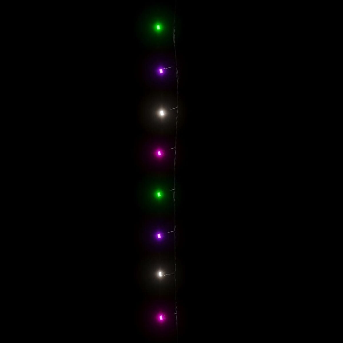 Lichterkette. Abwechselnd grüne, lila und weiße Lichter.