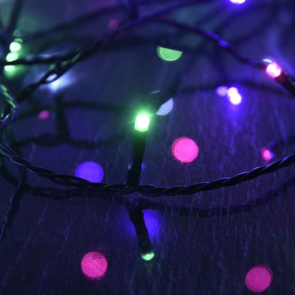 Nahaufnahme einer Lichterkette, mit unscharfem Hintergrund.