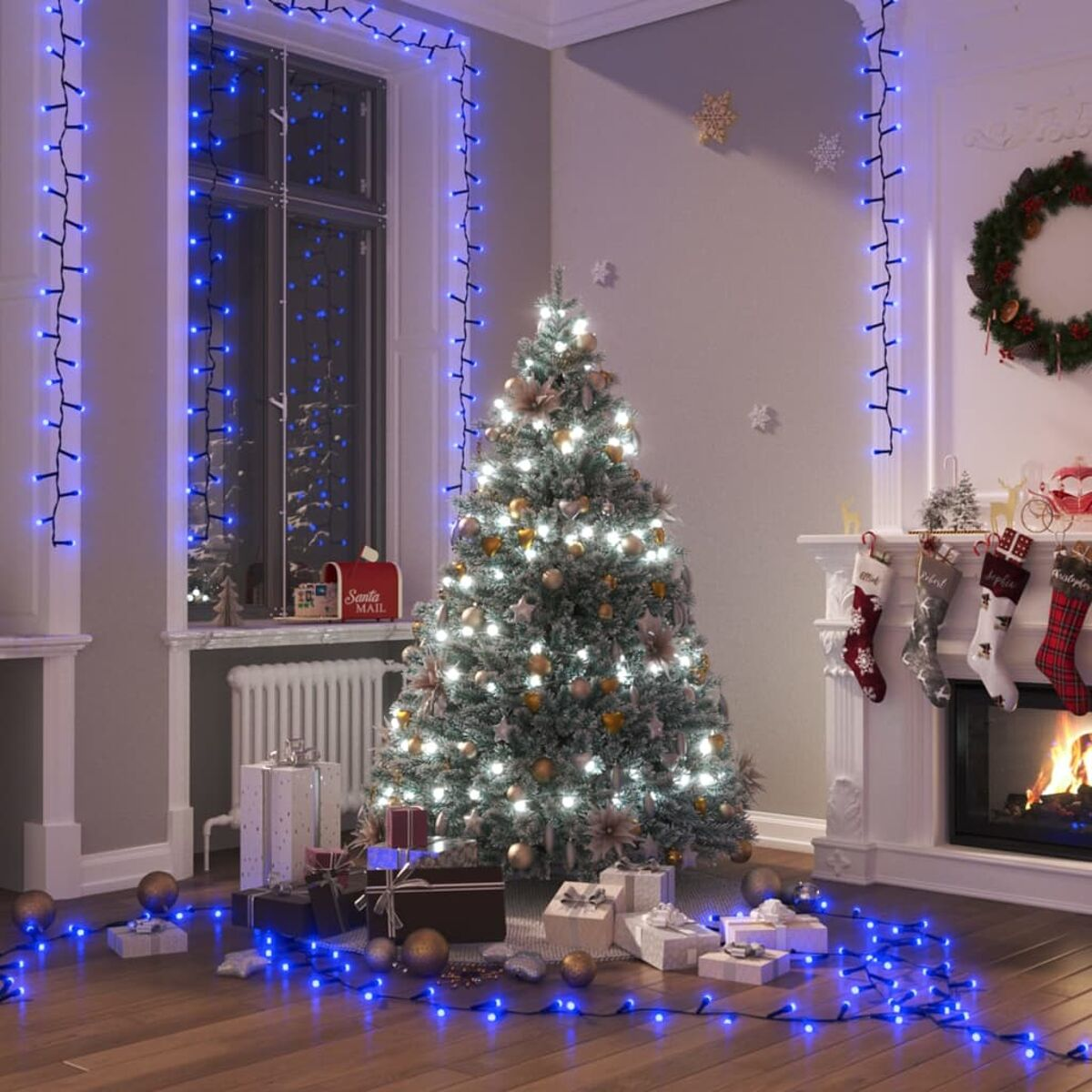 Ein Weihnachtsbaum mit Ornamenten, Geschenken und Lichtern in einem dekorierten Raum.