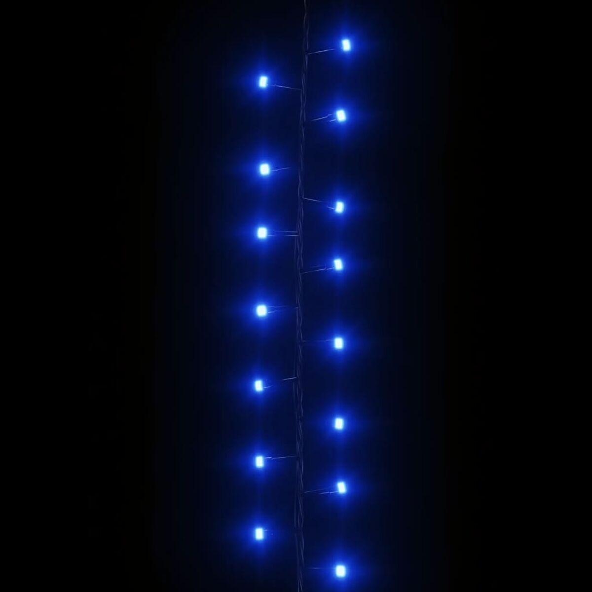 Lichterkette mit blauen LEDs auf schwarzem Hintergrund.