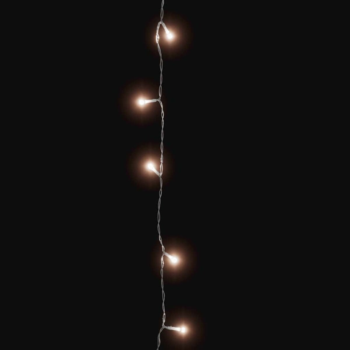 Kette warmweißer Lichter. Die Lichter sind gleichmäßig verteilt.