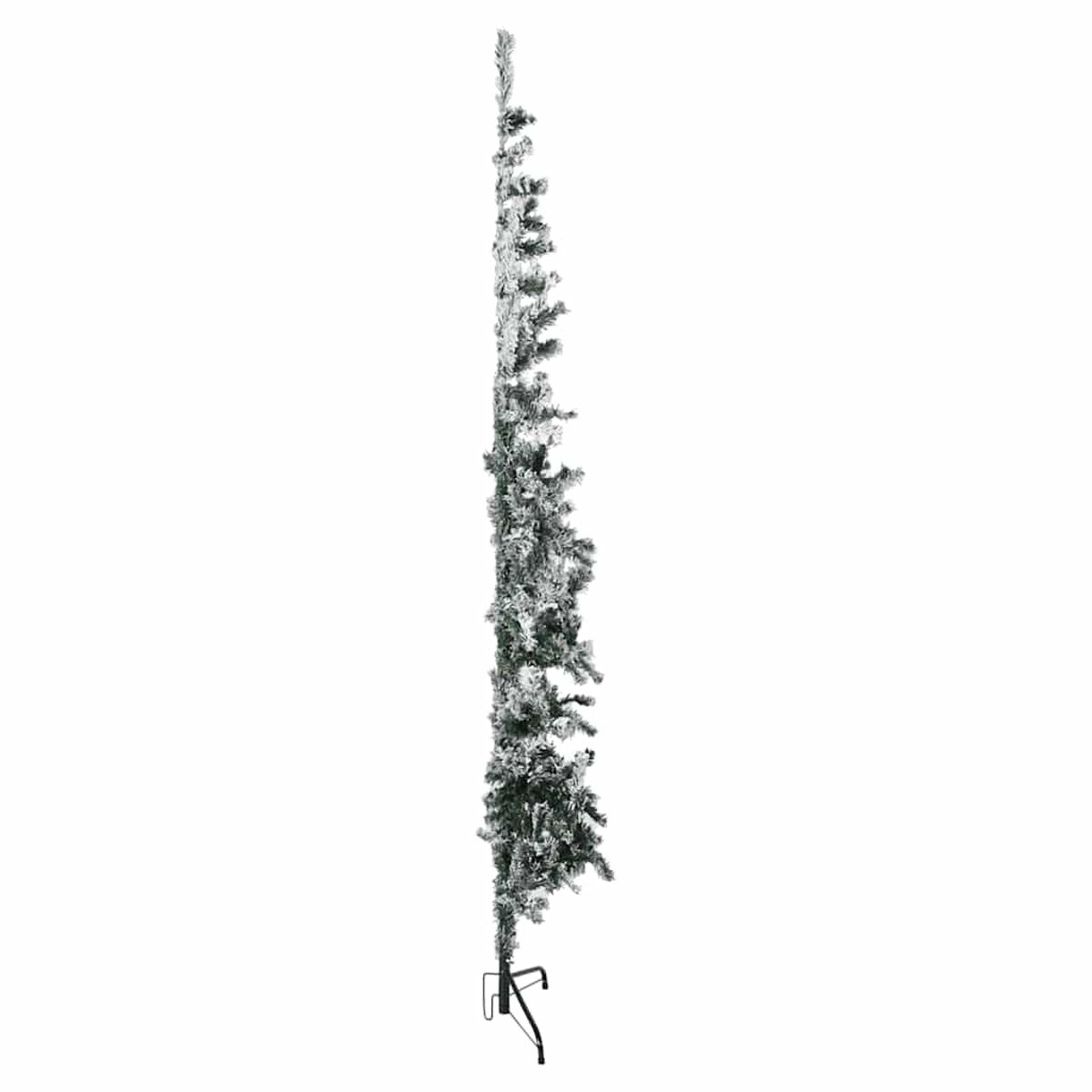 Hoher, schneebedeckter künstlicher Weihnachtsbaum auf weißem Hintergrund. Grün und weiß.
