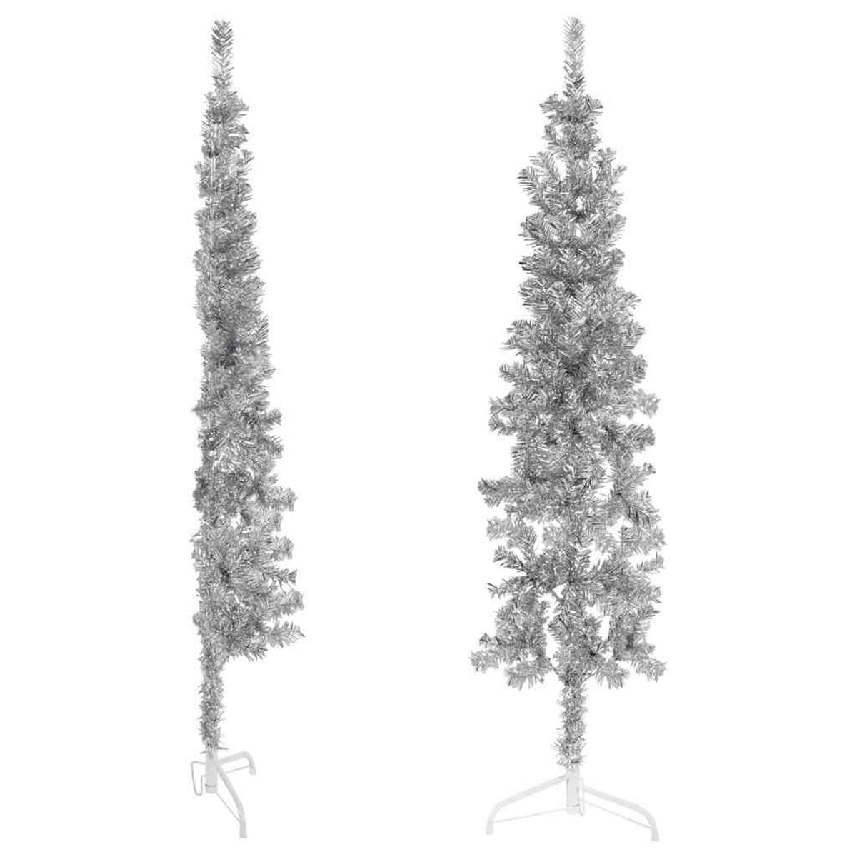 Zwei silberne, schlanke künstliche Weihnachtsbäume mit weißen Basen auf weißem Hintergrund.