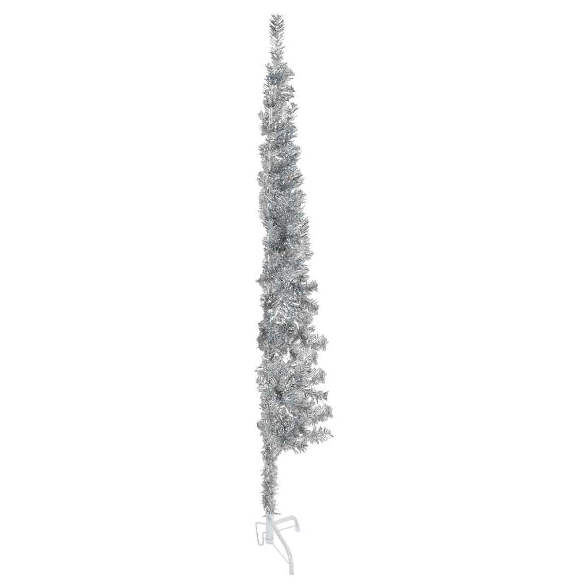 Hoher, schlanker silberner Weihnachtsbaum. Weißer Sockel. Vertikal, vor weißem Hintergrund.