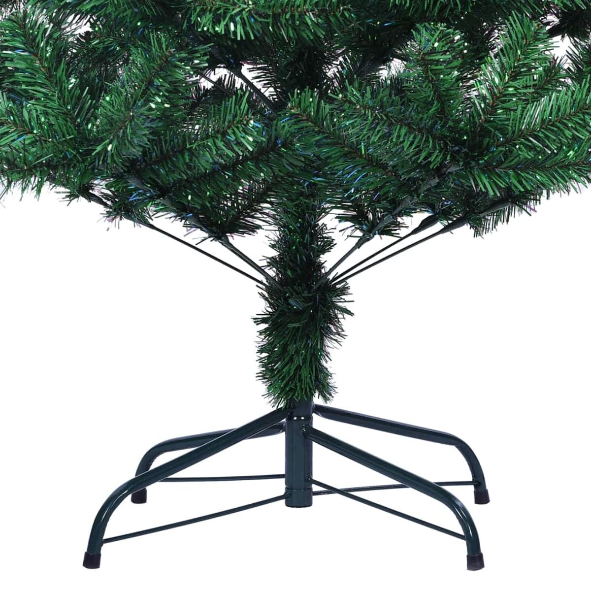 Künstlicher Weihnachtsbaum, grüne Farbe, mit Metallfuß, weißer Hintergrund.