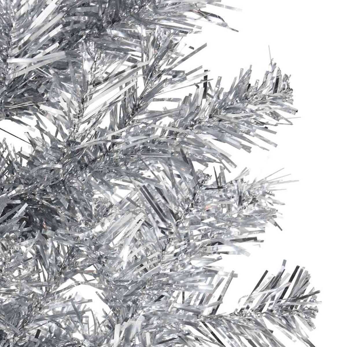 Nahaufnahme von silbernen Lametta-Weihnachtsbaumzweigen auf weißem Hintergrund.