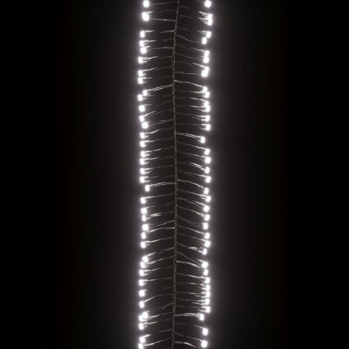 Vertikale Lichterkette auf Schwarz.