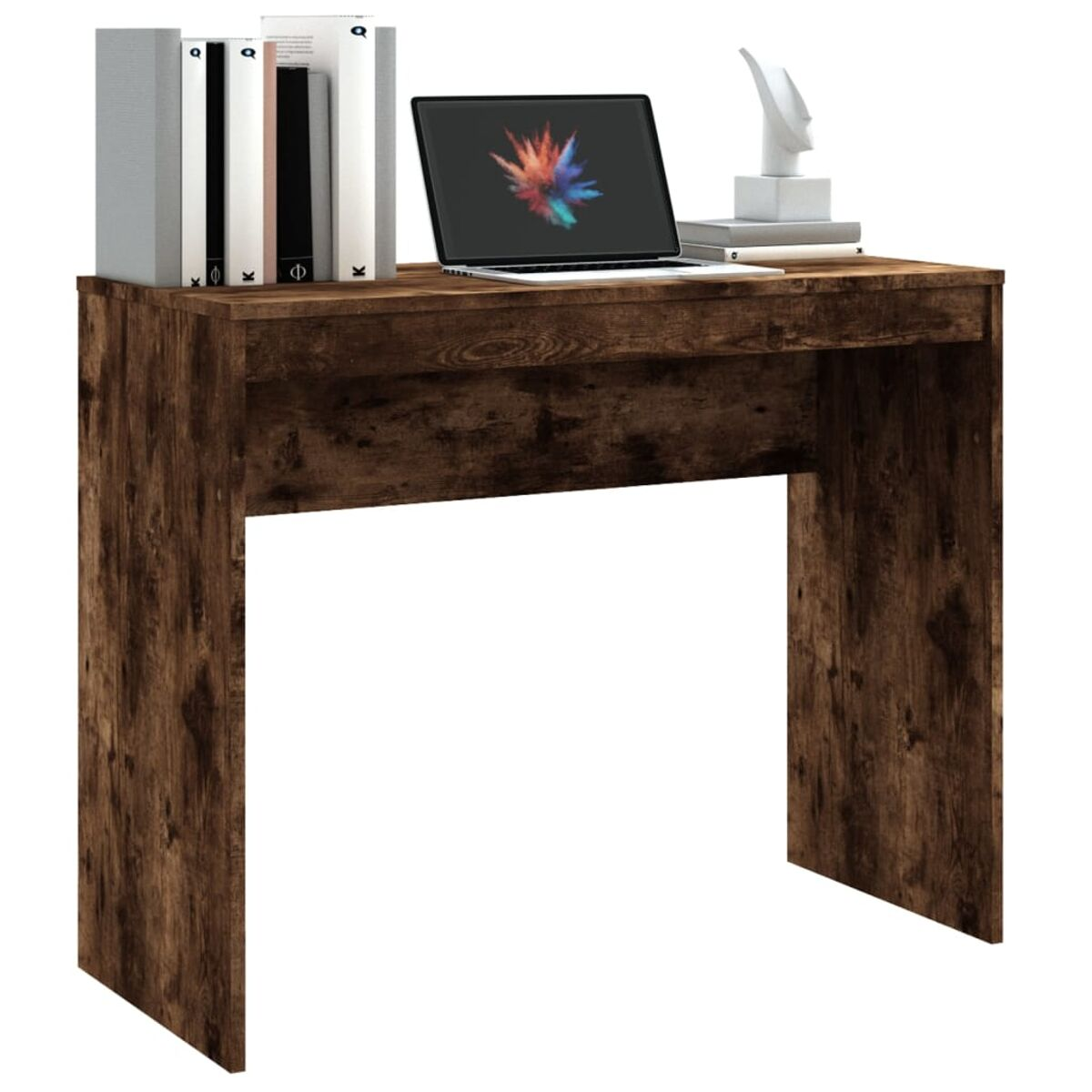 Brauner Holzschreibtisch mit Büchern, Laptop und Skulptur.