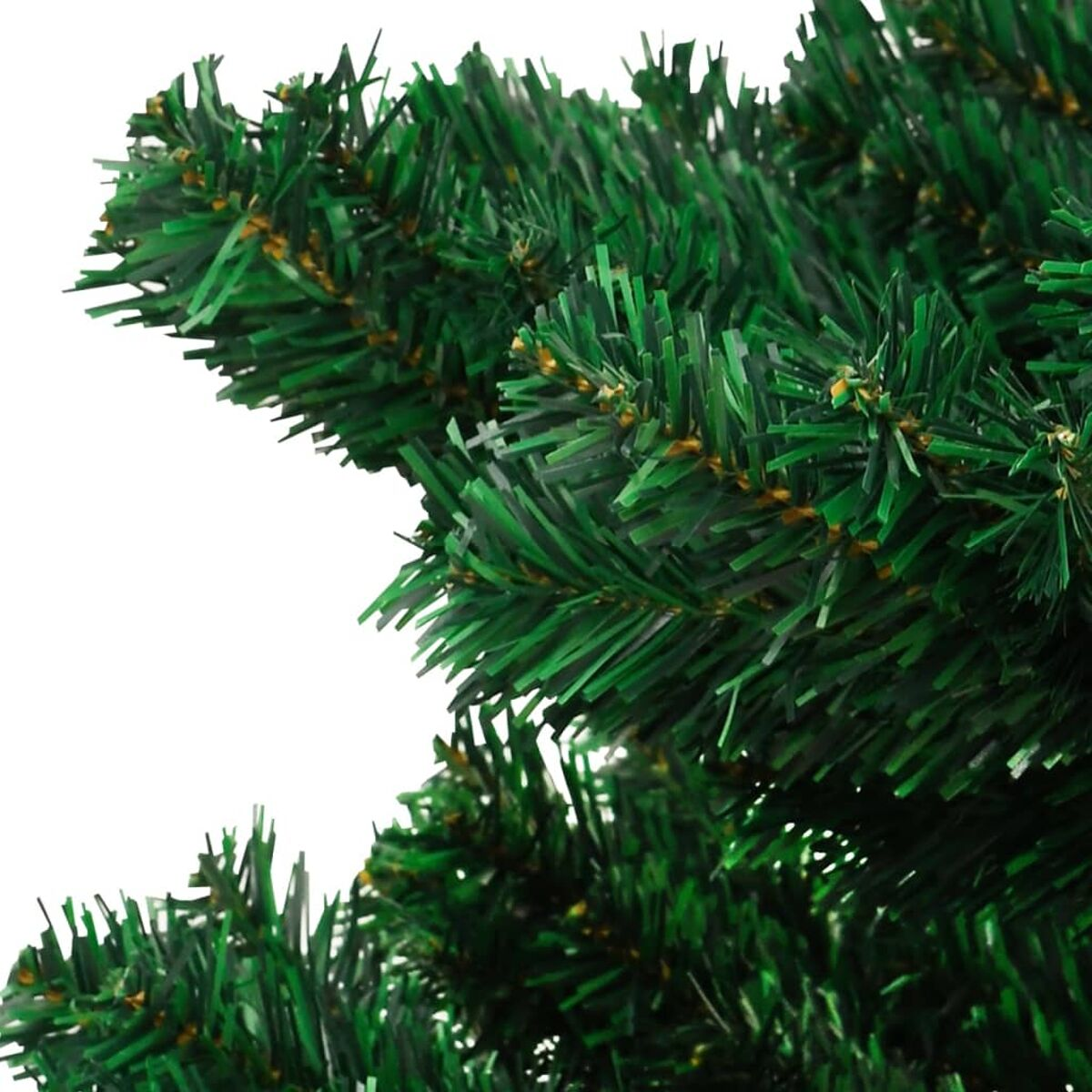 Nahaufnahme eines grünen Weihnachtsbaumzweigs mit Nadeln auf weißem Hintergrund.