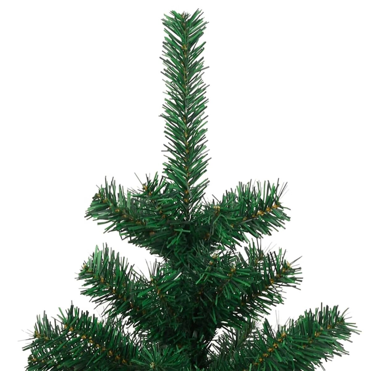 Nahaufnahme eines grünen künstlichen Weihnachtsbaums auf weißem Hintergrund.