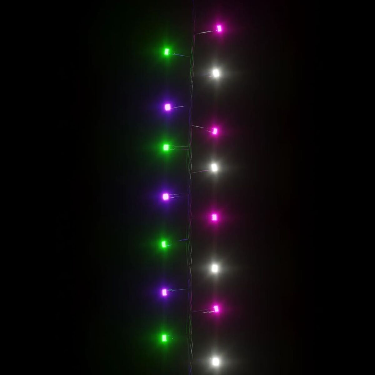Lichterkette mit bunten LED-Leuchten auf schwarzem Hintergrund.