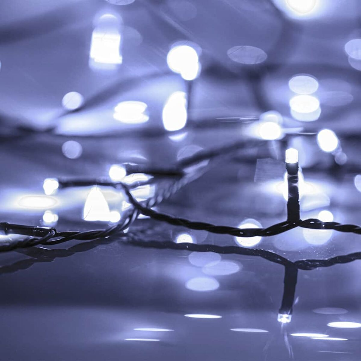 Verschwommene Lichter in einem Blauton, die einen Bokeh-Effekt erzeugen.