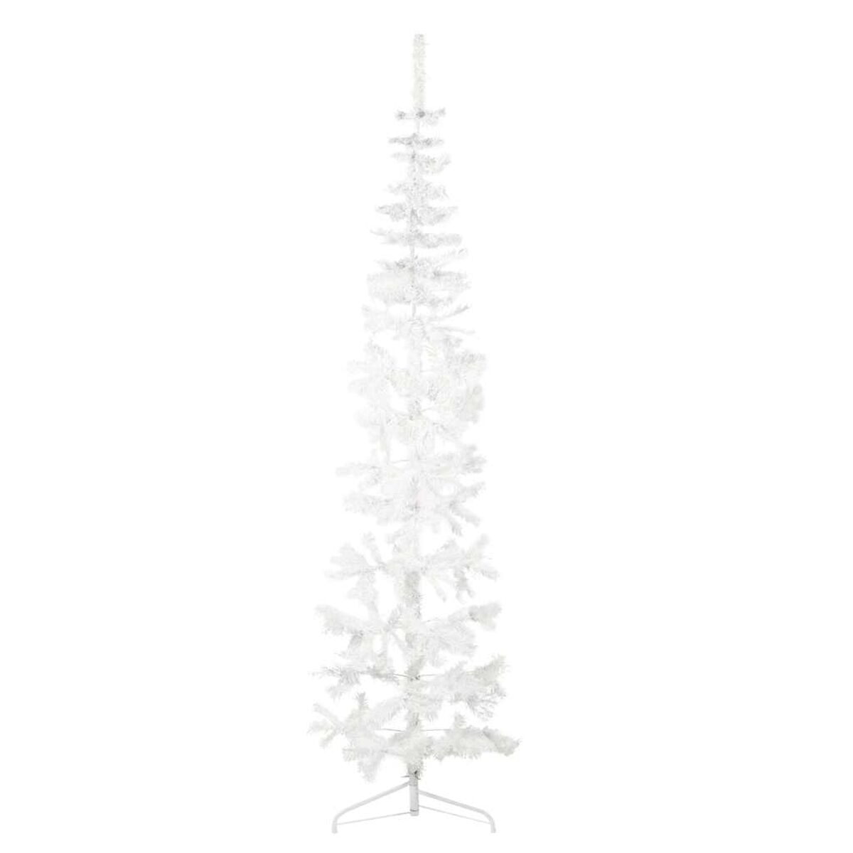 Weißer, hoher Weihnachtsbaum vor weißem Hintergrund.