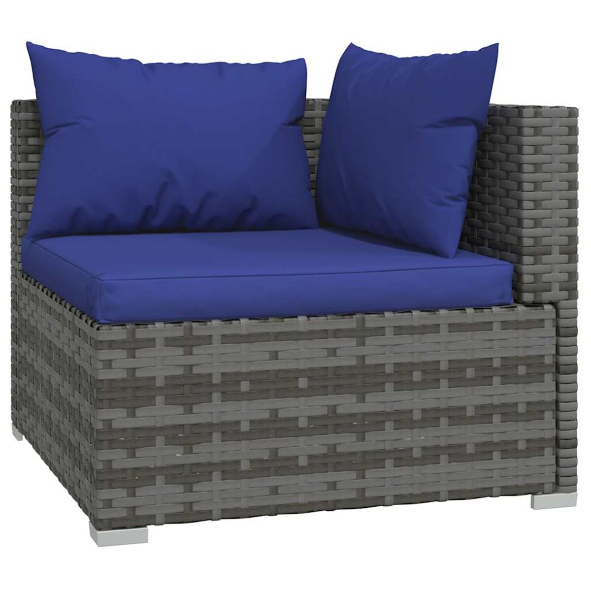 Ein graues Ecksofa aus Rattan mit blauen Kissen. Der Hintergrund ist eine schlichte Wand.