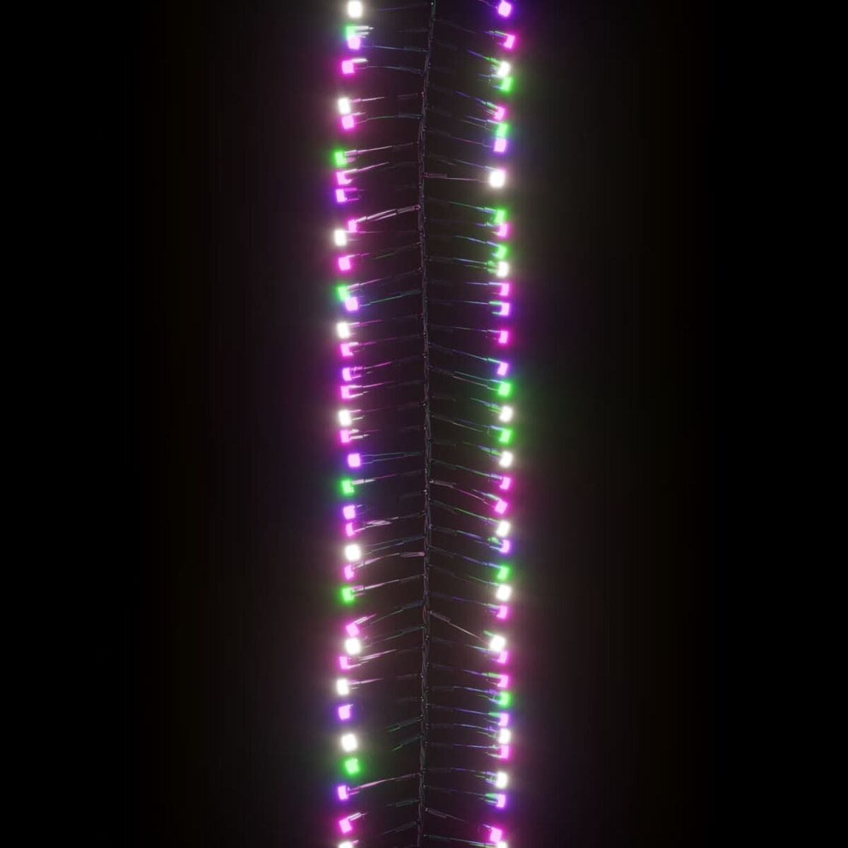Eine Lichterkette mit bunten Lichtern hängt vor einem schwarzen Hintergrund.