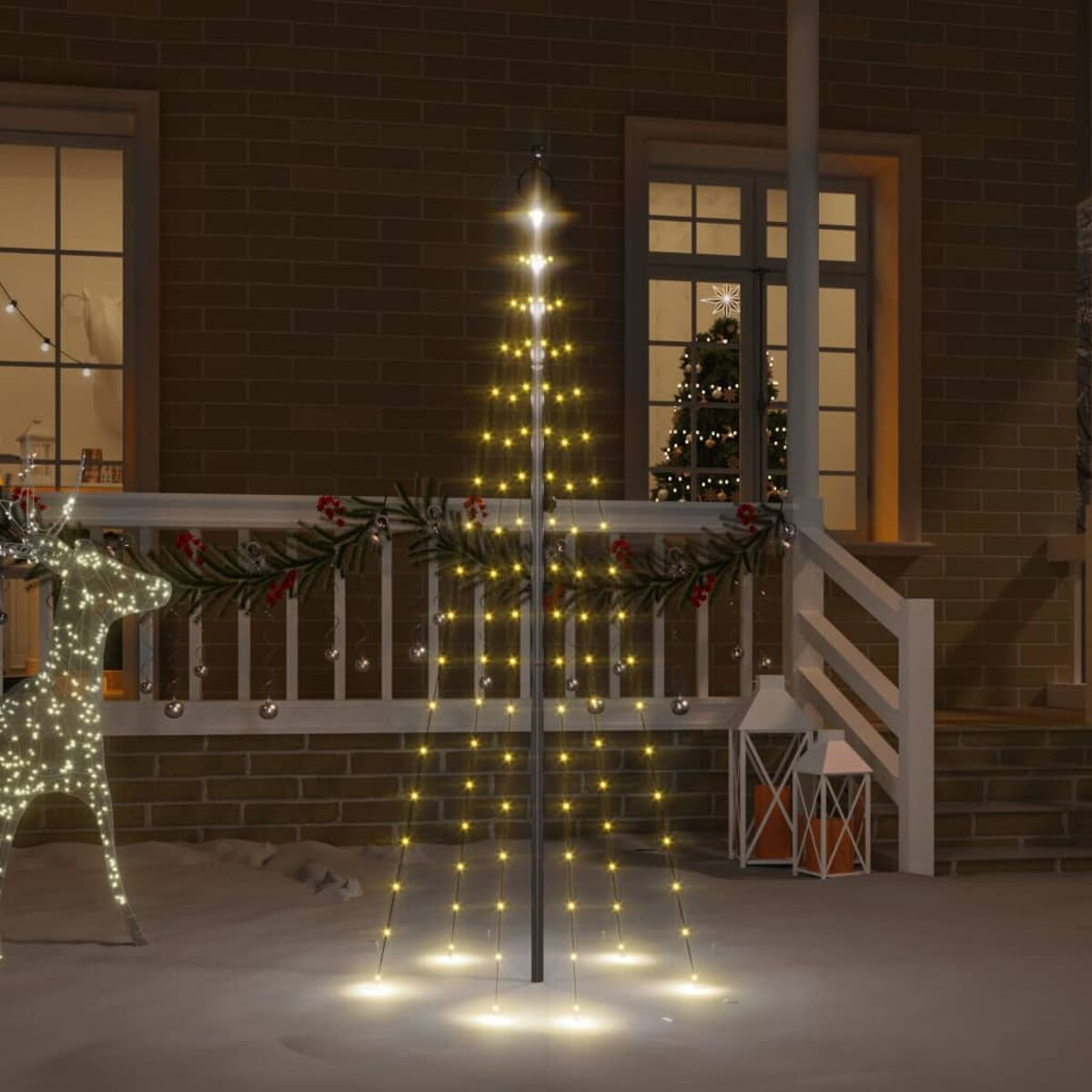 Weihnachtsbaum aus Lichtern mit verschneiter Veranda. Weihnachtsdekorationen.