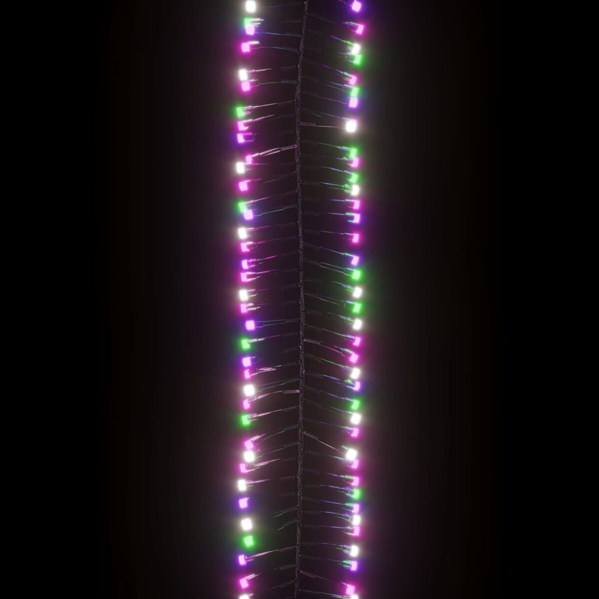 Eine Kette mehrfarbiger LED-Lichter vor schwarzem Hintergrund. Lila, grüne und weiße Lichter.