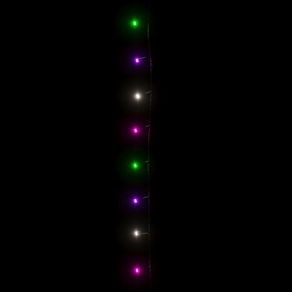 Vertikale Schnur aus bunten LED-Lichtern vor dunklem Hintergrund.